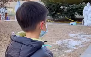 大连核酸检测4岁孩子一眼认出“全副武装”的妈妈，下一幕有点心酸