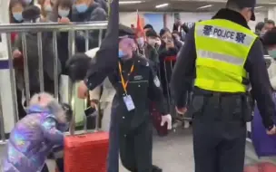 亲妈也不行！为赶火车将5岁女儿放在行李箱内拖行 警方拦截调查