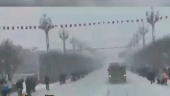 雪中万马奔腾，新疆牧民举旗欢送，期待冬奥健儿凯旋！