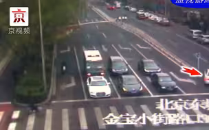 抢交通信号灯引事故 小客与大客相撞