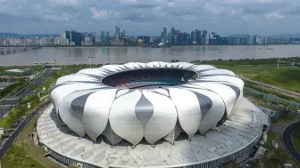 化身讲解员 霍启刚耐心解说亚运会110年历史