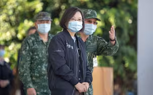 蔡英文视察部队又与台军增加互动，以炫耀其掌握的权力？