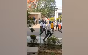 印度医患冲突爆发！病人死后家属一气之下抄起棍子在医院内打砸