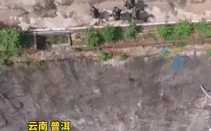 武警官兵沿80度天梯爬2118节台阶
