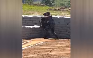 新兵投弹失手将手榴弹滑落脚下 爆炸前一秒队长神速反应化险为夷