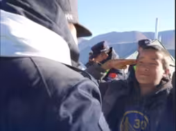 警察节当天 定日县震区小朋友为警察献上雪白的哈达