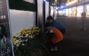深夜的贵阳街头 市民自发搭建小台子祭奠袁隆平院士 群众纷纷前往