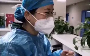 医护哑到几乎失声 暖心病人安慰慢慢说