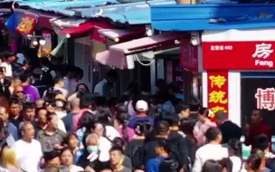 “双节”假期全国多地开启人从众模式，“每个景点都有一亿人吧”。你出门玩了吗？