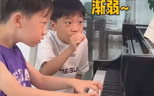 完美组合！兄弟俩配合练琴 一个激情指挥 一个专心演奏 “以天赋为基 以喜爱为辅 以努力为准”