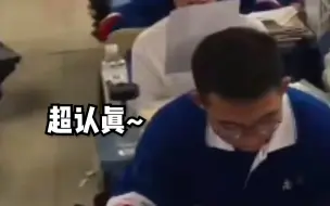 高中英语课学生们学唱英语流行歌，网友：有这样的英语老师太幸福了