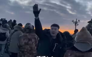 社牛小伙旅游给妈妈拍视频 大喊：妈妈！我到泰山了妈妈！ 网友：真·社交悍匪
