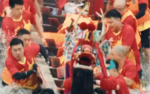 龙舟入水画面震撼！团结一心，势不可挡！