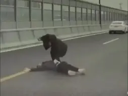 杭州警方通报宾利车主伤人事件：嫌疑人被刑拘，两人系表兄弟
