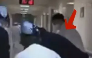 医者父母心，护士跪在床上抢救病人，网友：掉下来的瞬间眼睛红了