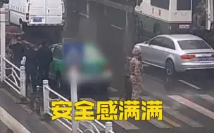 一老人骑电动车被撞飞，路过武警官兵紧急救援！这就是人民子弟兵