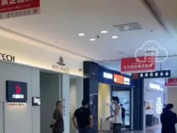 小伙持喇叭在店铺前讨薪怒斥老板天天让自己加班不给钱，商场：店铺之间的矛盾