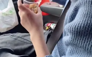 妈妈是超人！高速上儿子突然喊饿 妈妈在车里做出一锅排骨焖饭