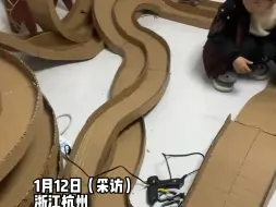 既弥补了儿时的遗憾，又为儿子送上了专属礼物，90后爸爸用纸壳制作四驱车跑道
