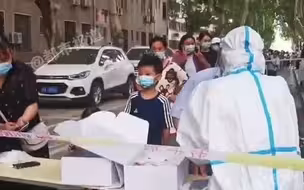 都市报道【新冠疫情防控大揭秘，核酸检测 为啥10人一组？郑州医生告诉你！】