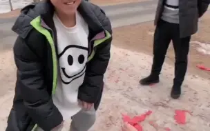 笑翻全场！#11岁外甥给5岁小舅舅磕头拜年：祝小舅舅早生贵子。网友：到时候一定要喊舅舅去开家长会