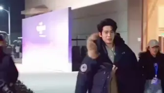 #2025网络视听盛典 【路透直击】走路带风的 #于适 现身中国网络视听盛典录制现场，他将在今年的盛典上带来怎样的精彩舞台呢？让我们一起拭目以待吧！
