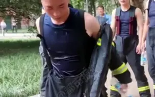 都市报道【消防员救火后如同刚洗过澡，汗水一直往下淌，消防员出警后最真实的样子】