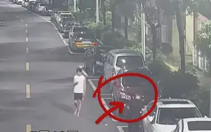 休班辅警遇发涉黄卡片男子，一记抱摔当场制服