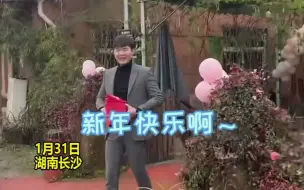 男子给住在隔壁的女友送红包，百元大钞一张接一张，网友羡慕了