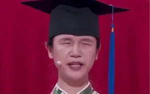 2023中国传媒大学 毕业典礼，全国首位视障播音硕士董丽娜发言。她用手轻抚着讲台上的盲文，“心怀梦想，坚持热爱，脚踏实地…”自信大方的发言令人触动。