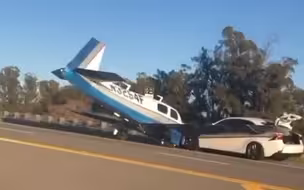 险！美国一架小型飞机高速路上迫降时撞上汽车
