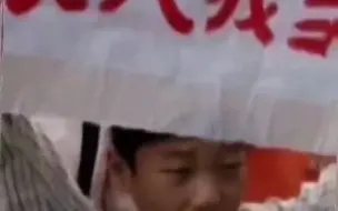 还记得08年汶川地震那个高举“长大我当空降兵”的12岁少年程强吗？如今他已成长为“黄继光连”排长