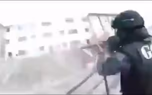厄瓜多尔监狱发生暴乱  警囚爆发混战 罕见攻坚画面曝光