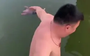 女娃不慎落水陷入困境，热心男子下水救援