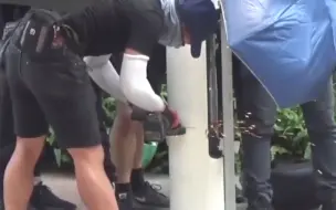 怀疑灯柱有“阴谋”！香港激进示威者暴力损毁智慧灯柱