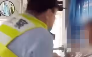 专治各种嚣张和不服！不管你是哪儿的人，防疫规定都要遵守，#大妈坐公交拒戴口罩称是美国人，嚣张过后结局大快人心！