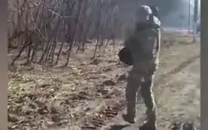 战斗现场！乌军郊区伏击俄装甲车，乌士兵手持英国援助武器，周围激战继续