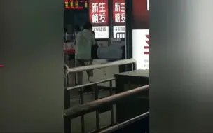 男子在火车站用手机偷拍，民警看到内容后却为他点赞