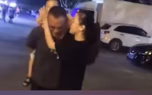 爸爸宠溺背着儿子，女儿一旁吃醋要公主抱，下一秒网友直呼好幸福