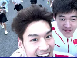这下确认潘展乐是i人了！被小孩追着签名，人群中要徐嘉余拉着走