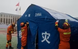 青海玛多普降中雪气温-7℃：救援人员冒雪搭帐篷 县城中学成安置点