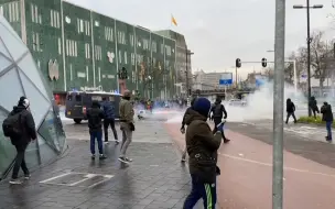 荷兰多地爆发大型反封锁抗议 新冠病毒检测点被点燃