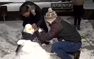 巴西多地出现罕见降雪 民众兴奋不已，在街头打雪仗、堆雪人