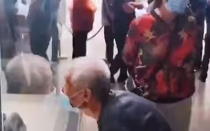 八旬老兵参观台儿庄大战纪念馆，双眼满满的都是感情！
