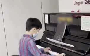 一名10岁男孩在地铁站，用钢琴弹奏歌曲《曹操》，吸引不少乘客驻足欣赏！
