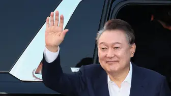 从首尔拘留所离开，尹锡悦抵达总统官邸 下车与支持者握手